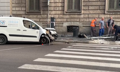 Due incidenti mortali identici a Milano in poche ore: auto fuori controllo sul marciapiede, tre morti