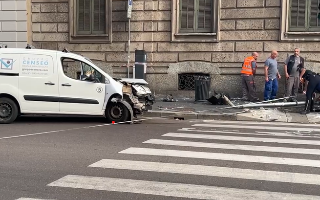 Due incidenti mortali identici a Milano in poche ore: auto fuori controllo sul marciapiede, tre morti