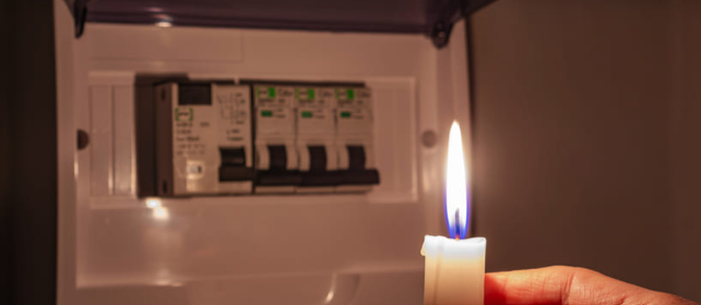 Blackout di ore in un intero quartiere: cittadini inferociti bloccano la strada con i carrelli della spesa