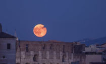 Stasera arriva la Superluna blu: a che ora vederla e perché si chiama così