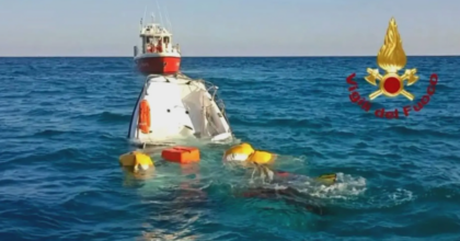 Tromba d’aria affonda barca a vela a Palermo, 15 turisti salvati fra cui un neonato. Un morto e sei dispersi