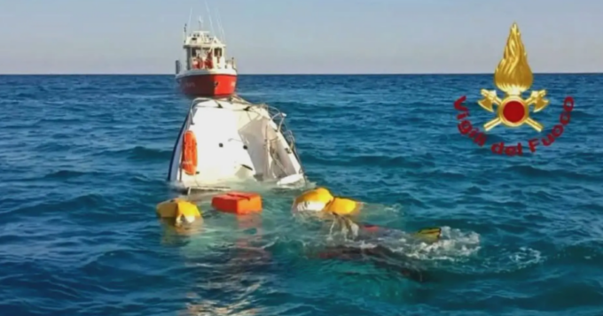 Tromba d’aria affonda barca a vela a Palermo, 15 turisti salvati fra cui un neonato. Un morto e sei dispersi