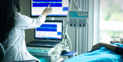 Dimessa nonostante i forti dolori, cambia pronto soccorso e le trovano un tumore
