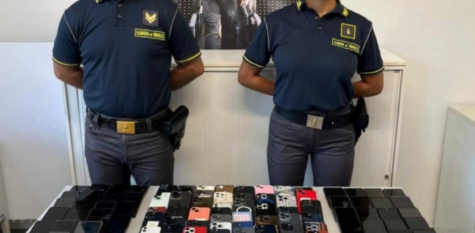 Tenta di rientrare in Italia con 121 cellulari rubati durante la Street Parade di Zurigo