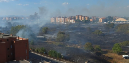 Sedato il maxi incendio al “pratone” di Cinecittà: 4 soccorritori ustionati in gravi condizioni
