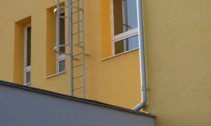 Chiuso fuori casa, si arrampica sulla grondaia per rientrare dal balcone ma cade e batte la testa: grave 23enne