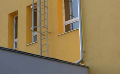 Chiuso fuori casa, si arrampica sulla grondaia per rientrare dal balcone ma cade e batte la testa: grave 23enne