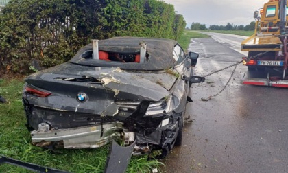 Con la patente scaduta al volante dell'auto sportiva si ribalta e schianta contro un caseificio