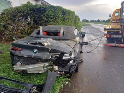 Con la patente scaduta al volante dell’auto sportiva si ribalta e schianta contro un caseificio
