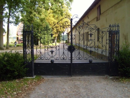 Anziana dimentica le chiavi e cerca di scavalcare il cancello di casa, ma cade e muore