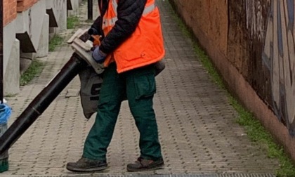 "Non sai spazzare": aggredisce netturbino con una motosega. Un altro minacciato con una pala