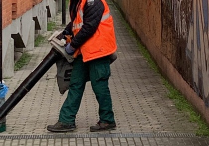 “Non sai spazzare”: aggredisce netturbino con una motosega. Un altro minacciato con una pala