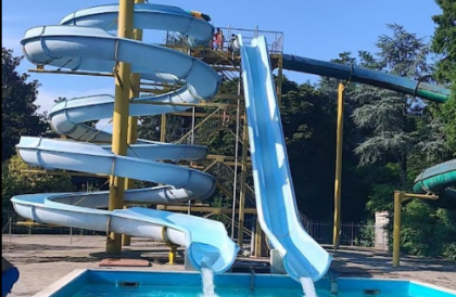 Batte la testa all’acquapark, gravissimo 12enne. Bimbo di 10 anni salvato da eroico canoista