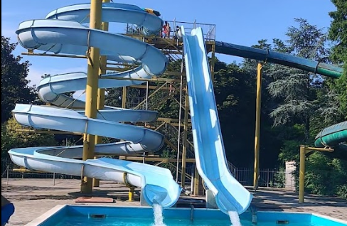 Batte la testa all’acquapark, gravissimo 12enne. Bimbo di 10 anni salvato da eroico canoista