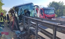 Bus di turisti sventrato dal guardrail, un morto e 25 feriti