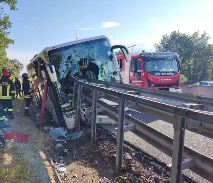 Bus di turisti sventrato dal guardrail, un morto e 25 feriti