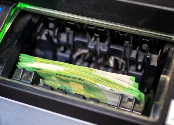 Abitudini degli italiani: nel 2023 prelevato un miliardo di euro al giorno!
