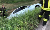 In sei in auto (e con quattro bambini piccoli non allacciati sui seggiolini) finiscono in un fosso