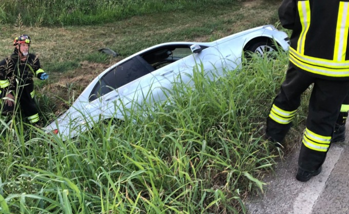In sei in auto (e con quattro bambini piccoli non allacciati sui seggiolini) finiscono in un fosso