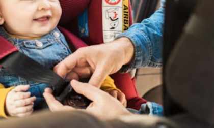 Chiude la figlia piccola in auto sotto al sole e va a fare shopping