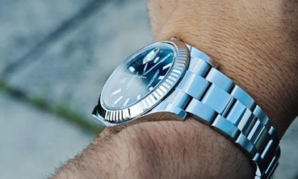 Tenta di rapinare un Rolex, il figlio della vittima lo investe e gli rompe il femore: lui chiede il risarcimento, ma...