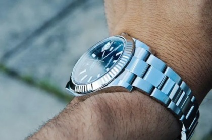 Tenta di rapinare un Rolex, il figlio della vittima lo investe e gli rompe il femore: lui chiede il risarcimento, ma…