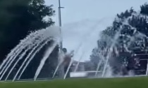 Per combattere il caldo fa la doccia... nella fontana sulla rotonda