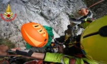 In ferrata con il figlio di 7 anni restano bloccati a 1.700 metri: il video del salvataggio spettacolare