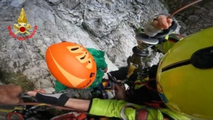 In ferrata con il figlio di 7 anni restano bloccati a 1.700 metri: il video del salvataggio spettacolare