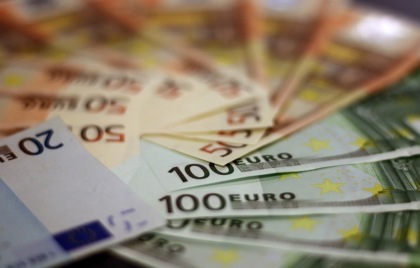 Trovano duemila euro in contanti per strada, li consegnano alla Polizia