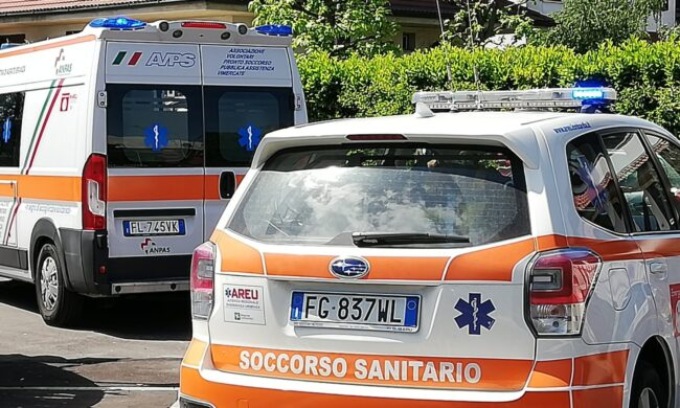 Muore per un malore sotto gli occhi della madre inferma (che non può fare nulla per aiutarlo)