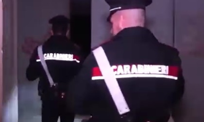 Anziana passa la notte all'aperto su un lettino da spiaggia, i Carabinieri le pagano l'hotel