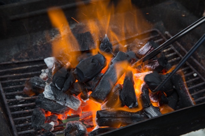 Carbonella per barbecue prodotta con sostanze tossiche: ritirata dal mercato