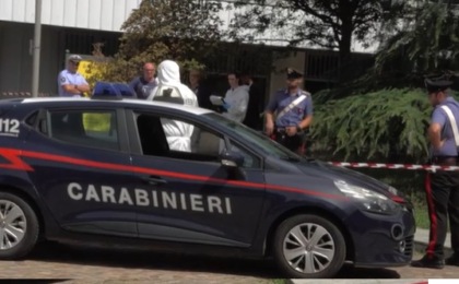 “Mi hai rovinato la vita”: 80enne spara alla moglie in piazza e si uccide