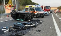 Contromano sul raccordo dell'Autostrada fa un frontale: morti un anziano e un ragazzo