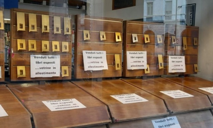 Entra in libreria e compra tutti i volumi esposti spendendo 10.000 euro