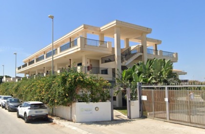 Cede la ringhiera dell’hotel, nonno e nipotino di 2 anni precipitano nel vuoto