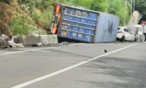 Camion si ribalta e schiaccia un'auto: morta 54enne mamma di tre figli