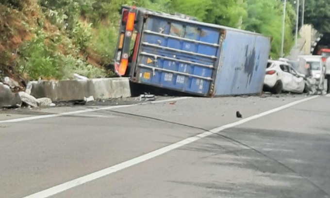 Camion si ribalta e schiaccia un’auto: morta 54enne mamma di tre figli