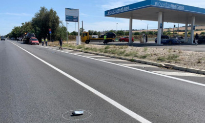 Neopatentato invade la corsia opposta e falcia due ciclisti: neosposi morti sul colpo