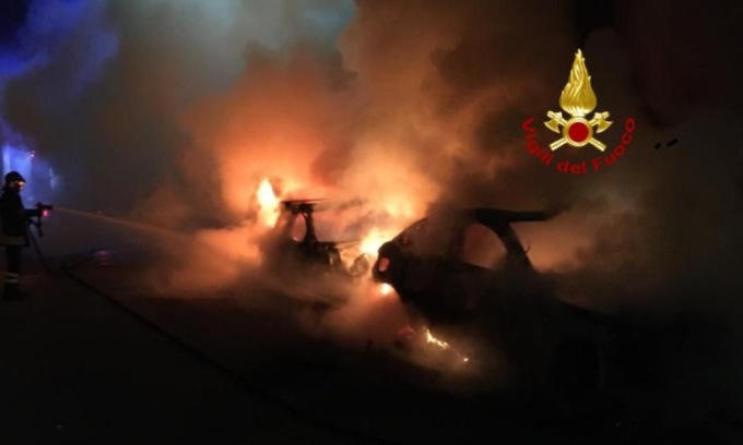Lui la lascia, lei gli incendia l’auto