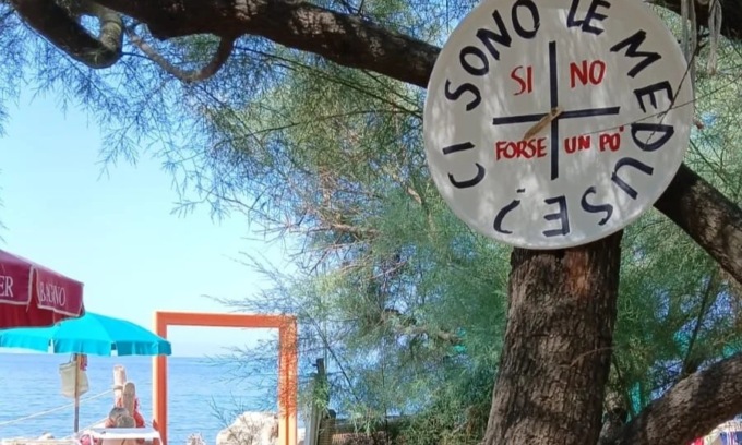 A Livorno spopola il “medusometro”: lo strumento per mettere in guardia i bagnanti dalle meduse