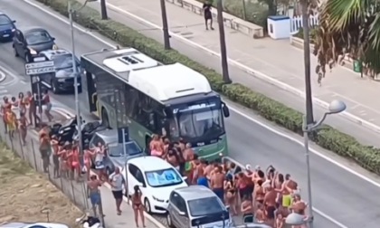 Bagnanti bloccano bus di linea per fare il trenino cantando Maracaibo