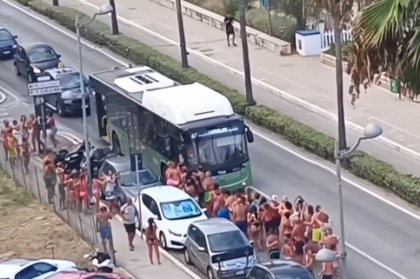 Bagnanti bloccano bus di linea per fare il trenino cantando Maracaibo