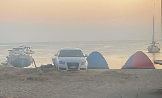 Vuole vedere le stelle cadenti di San Lorenzo in spiaggia e ci va in auto: vede pure… i vigili