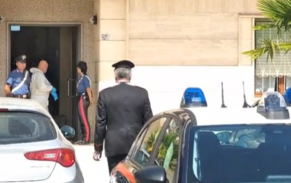 Uccide la moglie e il figlio, poi si spara