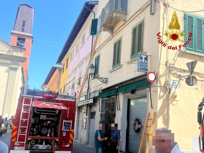 Incendio in una casa partito dal microonde: morta bambina di 3 anni, salvi la mamma incinta e altri tre bimbi