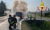 "Qualcosa non va": scende dall'auto che pochi istanti dopo prende fuoco