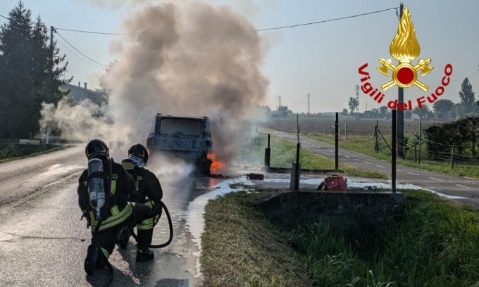 “Qualcosa non va”: scende dall’auto che pochi istanti dopo prende fuoco