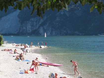 Rissa sulla spiaggia al lago: bambina di 8 anni si prende un ceffone